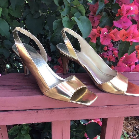 Gold High Heels Shoe - Picture 7 of 9